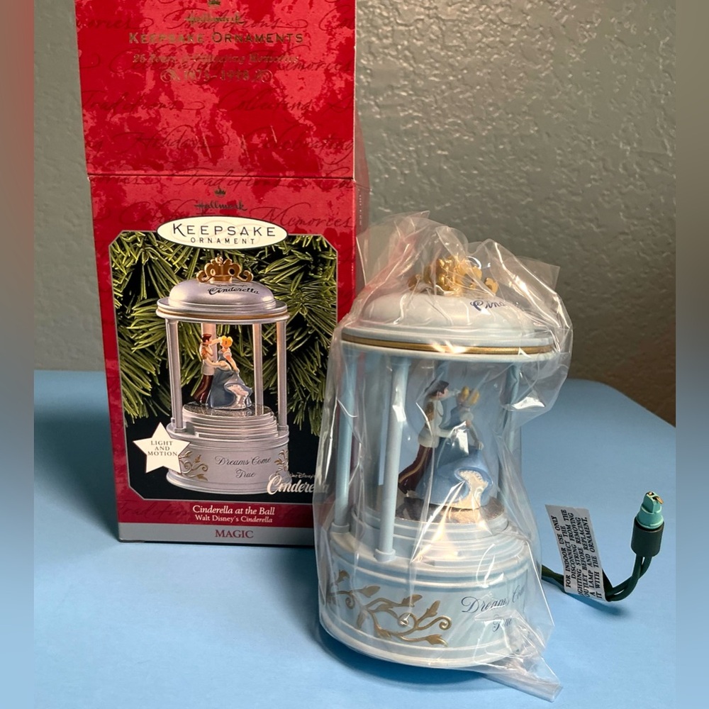 Hallmark Keepsake Ornament “Cinderella at the Ball” Light & Motion 1998 NIB